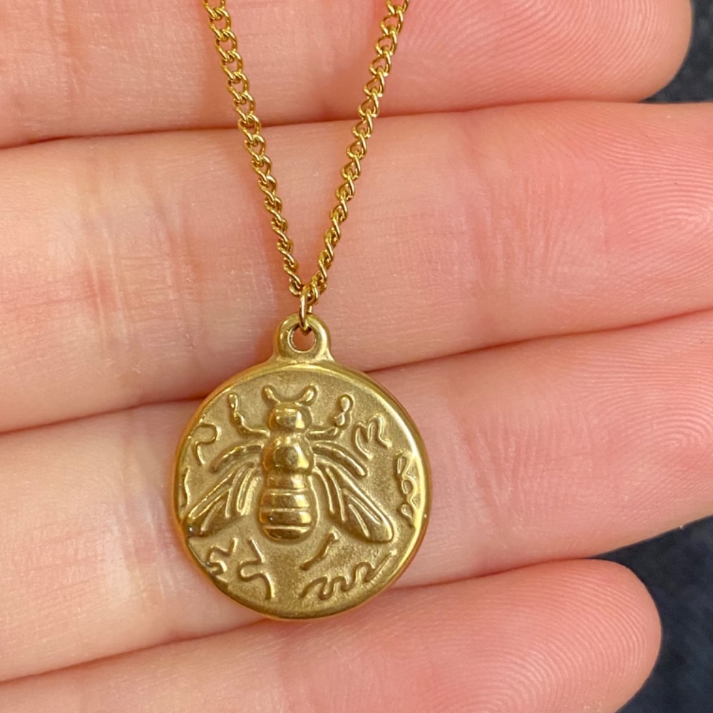 Gold Coin Bee 🐝 Pendant Necklace - Elegant Women's Layering Chain - Picture 2 of 6